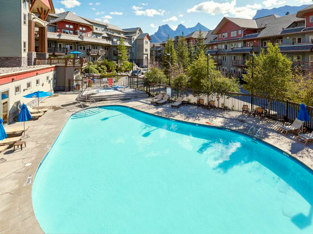 Spacious King Bed with Pool & Hot Tubs